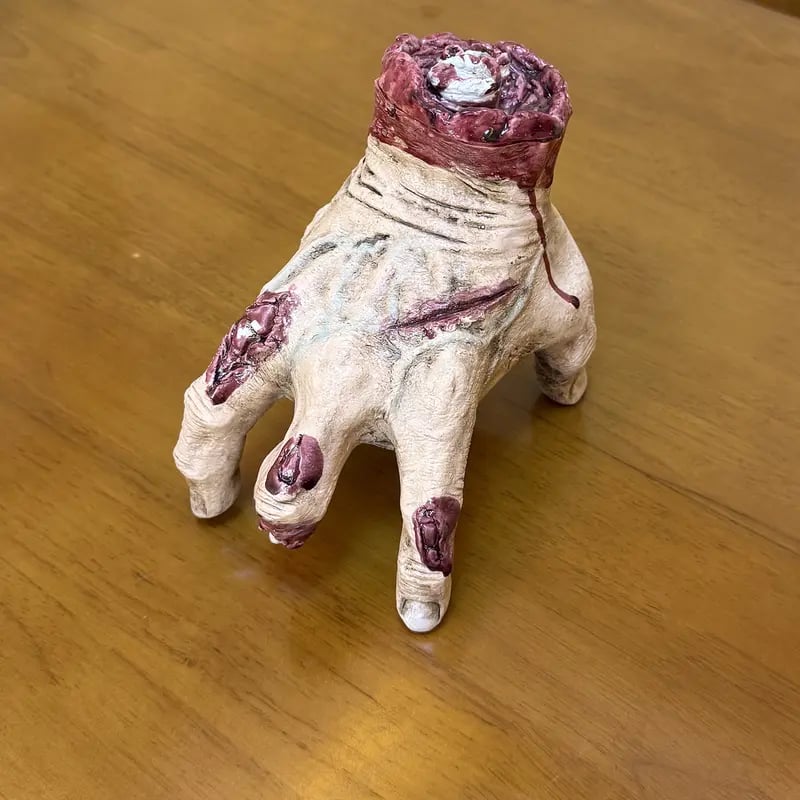 🖐️ 50% OFF NOW! ✨ Realistic Scary Hand Props - Flexible & Creepy for Halloween/Cosplay, Perfect for Decoration or Pranks 🎃📦