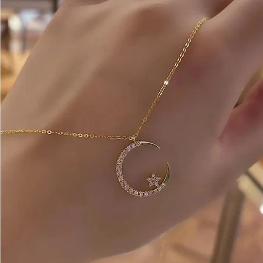 ✨ Moon Star Halsband - Nu 49% rabatt! 💫 🌙Romantisk stjärnljusdesign ✅ Den perfekta presenten - kommer med en lyxig ask • Halvmåne och stjärnor som fångar ljuset ✨