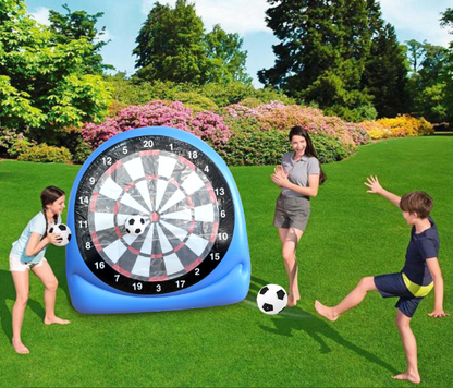 🎯⚽️Uppblåsbar fotbolls-darttavla Denna gigantiska fotbolls-darttavla levereras med två sparkbollar och kan monteras på bara tre minuter, vilket gör den till det perfekta valet för storskaliga trädgårdsspel.