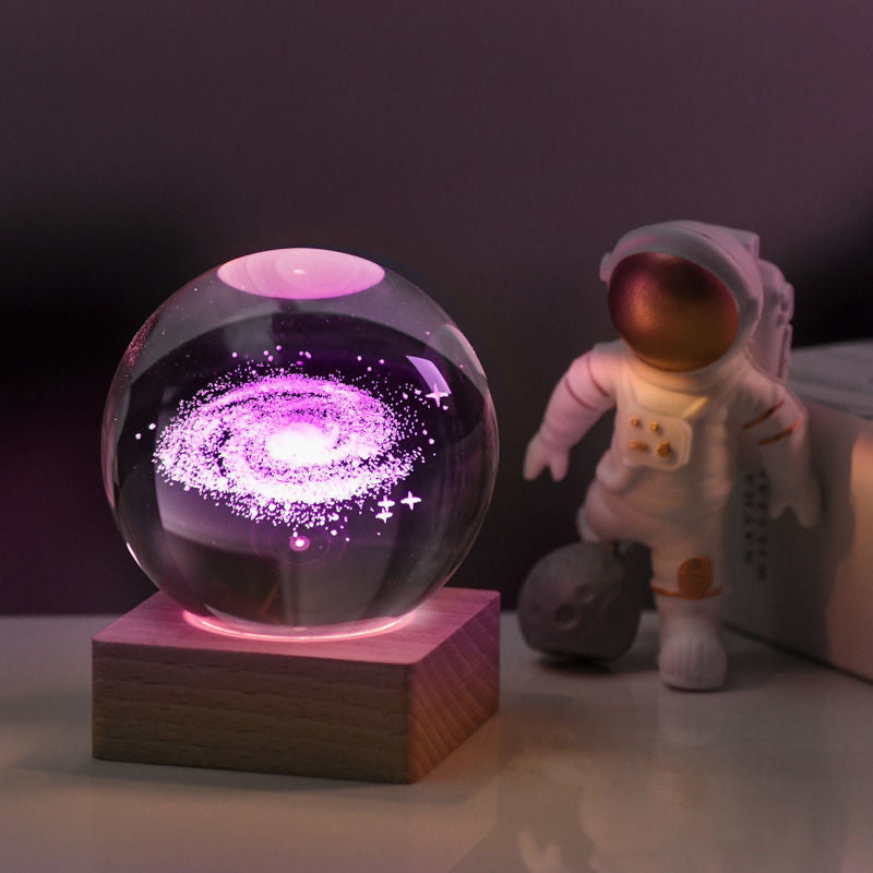 🥳2026 HOT SALE🥳💞50 000+ SÅLDA!💫🌌 Ta med galaxen in i ditt rum. 3D-kristallkula nattlampa – 50 % RABATT! ✨🌙