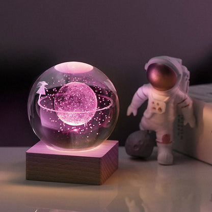 🥳2026 HOT SALE🥳💞50 000+ SÅLDA!💫🌌 Ta med galaxen in i ditt rum. 3D-kristallkula nattlampa – 50 % RABATT! ✨🌙