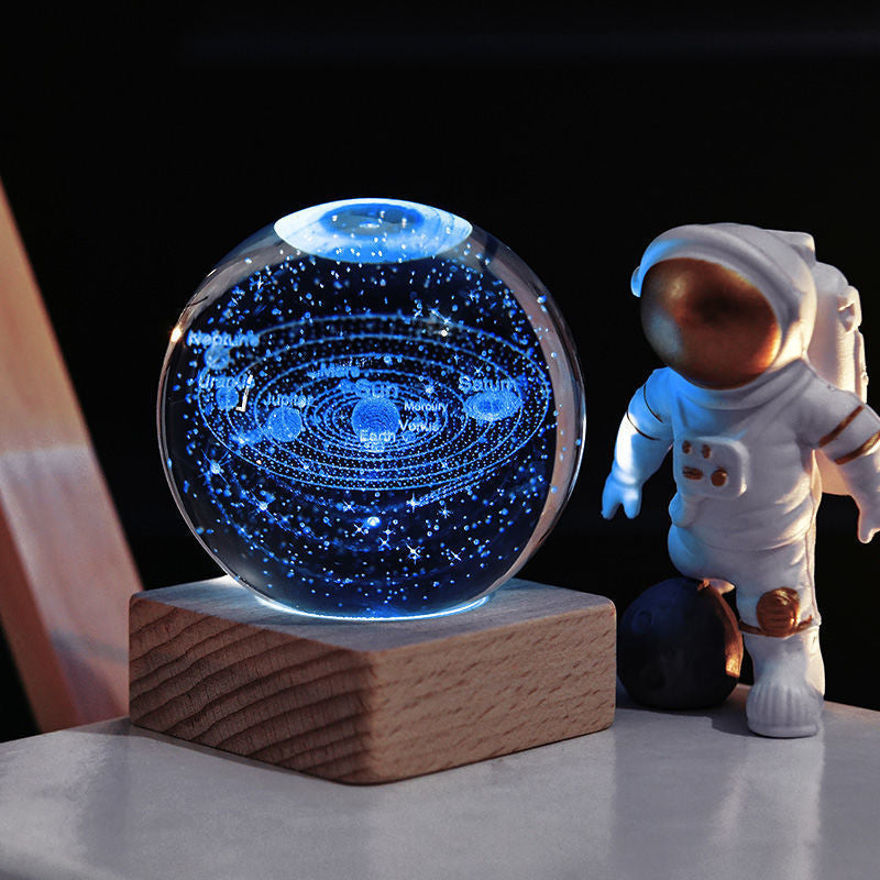 🥳2026 HOT SALE🥳💞50 000+ SÅLDA!💫🌌 Ta med galaxen in i ditt rum. 3D-kristallkula nattlampa – 50 % RABATT! ✨🌙