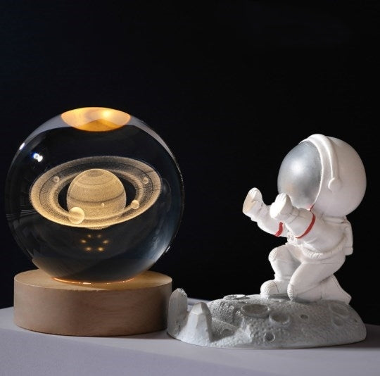 🥳2026 HOT SALE🥳💞50 000+ SÅLDA!💫🌌 Ta med galaxen in i ditt rum. 3D-kristallkula nattlampa – 50 % RABATT! ✨🌙