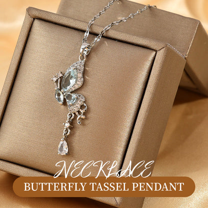 🦋 ELEGANT FJÄRILSHALSBAND - LIMITED EDITION! ✨ 💎 Handgjord med äkta kristaller & silver 🌸 Perfekt till sommarklänningen eller bröllop ✅ Justerbart längd (45-50cm) ✅ Hypoallergeniskt material ✅ Exklusiv presentförpackning