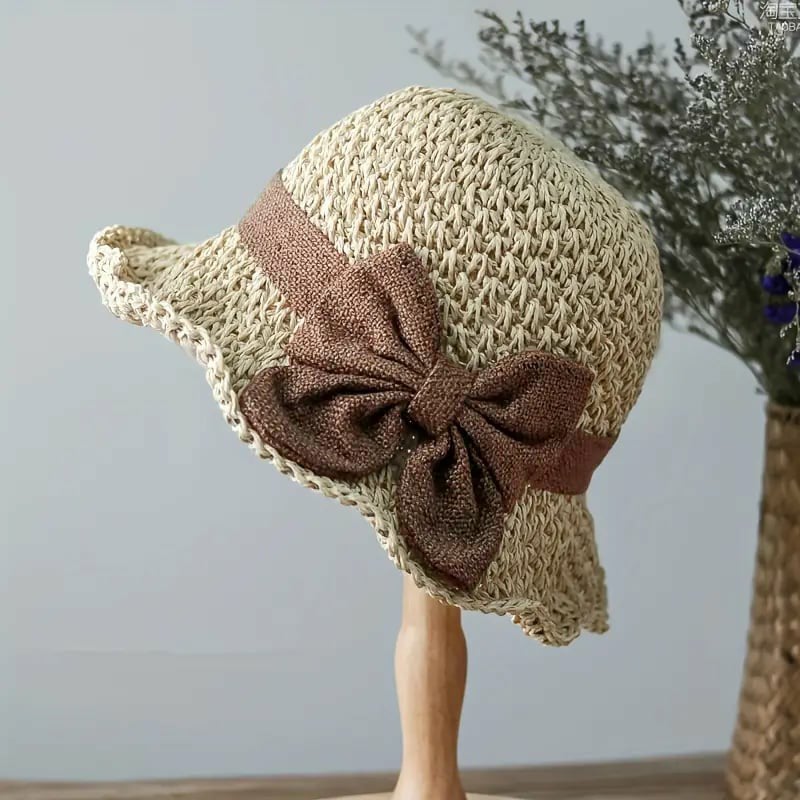 Fransk stil med rosett 👒 — Andningsbar vävd design, bred vågig brätte, solskydd och ansiktsminskande effekt. Justerbar passform (blåser inte bort!), vikbar och packbar 🌊