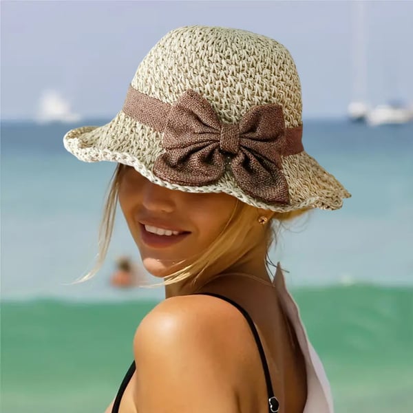Fransk stil med rosett 👒 — Andningsbar vävd design, bred vågig brätte, solskydd och ansiktsminskande effekt. Justerbar passform (blåser inte bort!), vikbar och packbar 🌊