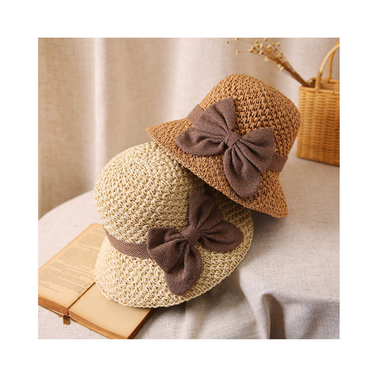 Fransk stil med rosett 👒 — Andningsbar vävd design, bred vågig brätte, solskydd och ansiktsminskande effekt. Justerbar passform (blåser inte bort!), vikbar och packbar 🌊