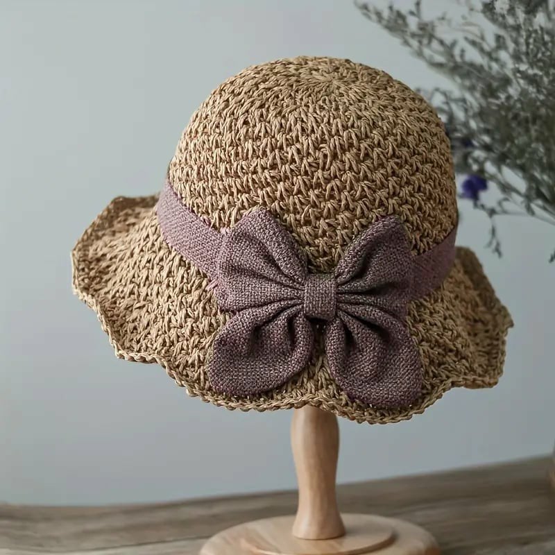 Fransk stil med rosett 👒 — Andningsbar vävd design, bred vågig brätte, solskydd och ansiktsminskande effekt. Justerbar passform (blåser inte bort!), vikbar och packbar 🌊